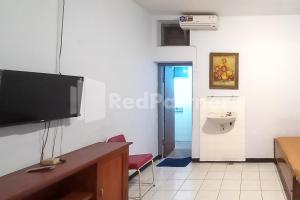 TV a/nebo společenská místnost v ubytování Hotel Palem 1 Syariah RedPartner