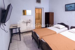 TV a/nebo společenská místnost v ubytování Hotel Palem 1 Syariah RedPartner