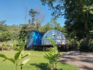 una gran casa en una cúpula sentada en un patio en Bitzu Dome-Bijagua Riverside Glamping, en Bijagua