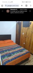 Una foto de una cama con una colcha. en Hostal Piedra del Ocaso, en Manizales