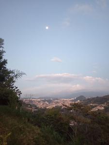 馬尼薩萊斯的住宿－Hostal Piedra del Ocaso，从山丘上欣赏到城市美景