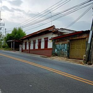 un edificio al lado de una calle en Hostal Piedra del Ocaso en Manizales