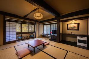Una televisión o centro de entretenimiento en Konashi No Yu Sasaya