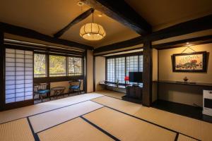 Una televisión o centro de entretenimiento en Konashi No Yu Sasaya