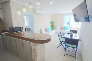cocina y sala de estar con mesa y sillas en Apartamento Nuevo Conquistador, en Cartagena de Indias