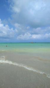 a view of a beach with the ocean at Casa aconchegante próxima a Praia de Jaguaribe in Itamaracá