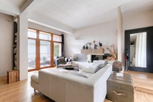 Résidor - Magnificent New York artist's loft ! في سان دوني: غرفة معيشة مع أريكة بيضاء ومدفأة