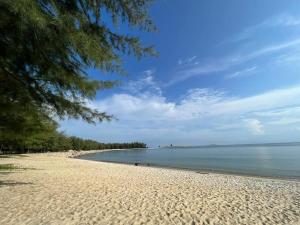 een uitzicht op een strand met bomen en het water bij Homestay Kuala Terengganu Gong Badak in Kuala Terengganu
