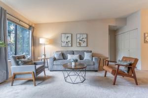 Χώρος καθιστικού στο Tranquil Apt 2 King Suites Pet Friendly near DT Bellevue