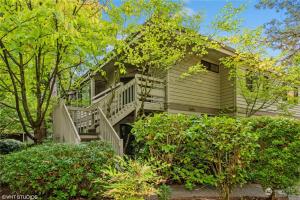 uma casa com escadas que levam até ela com árvores em Tranquil Apt 2 King Suites Pet Friendly near DT Bellevue em Bellevue