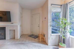 Φωτογραφία από το άλμπουμ του Tranquil Apt 2 King Suites Pet Friendly near DT Bellevue σε Bellevue