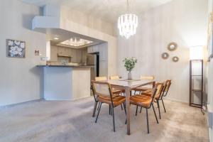 uma cozinha e sala de jantar com mesa e cadeiras em Tranquil Apt 2 King Suites Pet Friendly near DT Bellevue em Bellevue