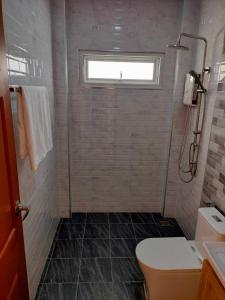 baño con ducha y aseo y ventana en กุหลาบแก้ว รีสอร์ท en Ban Mae Lai