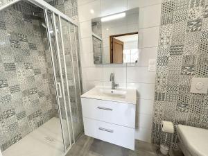 bagno bianco con lavandino e doccia di Maison Jullouville, 5 pièces, 7 personnes - FR-1-361-511 a Jullouville-les-Pins