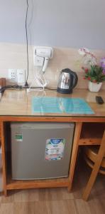 a desk with a counter top with a counter top at Kh&aacute;ch sạn &Aacute;nh Đ&ocirc;ng in Phan Rang