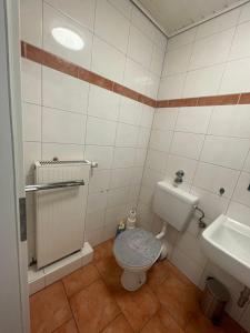 een badkamer met een toilet en een wastafel bij 2- Zimmer Wohnung für 5 Personen in Marl in Marl