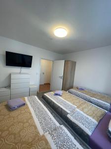 1 dormitorio con 2 camas y TV de pantalla plana en 2- Zimmer Wohnung für 5 Personen in Marl, en Marl