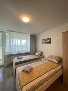 zwei Betten in einem Zimmer mit Fenster in der Unterkunft Monteurwohnung für 5 Personen, Marl in Marl