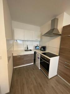 cocina con armarios blancos y fogones en 2- Zimmer Wohnung für 5 Personen in Marl, en Marl