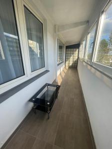 un pasillo con un banco en una habitación con ventanas en 2- Zimmer Wohnung für 5 Personen in Marl, en Marl
