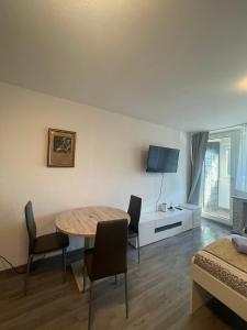 sala de estar con mesa, sillas y TV en 2- Zimmer Wohnung für 5 Personen in Marl, en Marl