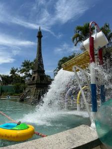 um parque aquático com uma fonte e a torre Eiffel em Araras Apart Service I em Caldas Novas