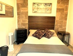 1 dormitorio con 1 cama con 2 almohadas en Casa Luna Morada Condesa 10, en Ciudad de México
