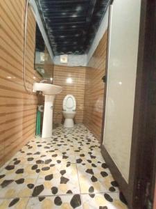 W pokoju znajduje się łazienka z umywalką i toaletą. w obiekcie Sapa terraces w mieście Sa Pa