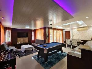 a living room with a pool table in it at D34长住优惠房-芭提雅市中心高端4间卧室泳池别墅 in Pattaya Central