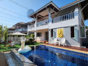 a house with a swimming pool in front of a house at D34长住优惠房-芭提雅市中心高端4间卧室泳池别墅 in Pattaya Central