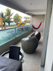 balcón con hamaca y piscina en DEPARTAMENTO FRENTE AL MAR TM, en Salinas