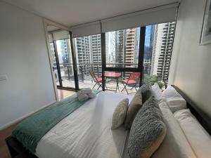 A bed or beds in a room at Melbourne CBD Apt With A C Balcony & Pool