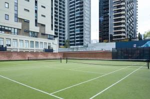 Tennis and/or squash facilities at Melbourne CBD Apt With A C Balcony & Pool or nearby