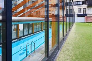 The swimming pool at or close to Melbourne CBD Apt With A C Balcony & Pool