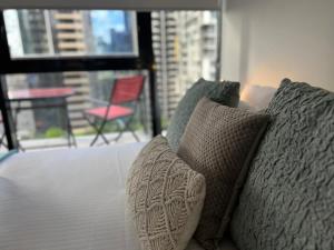 A bed or beds in a room at Melbourne CBD Apt With A C Balcony & Pool