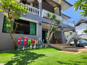 a house with a lawn in front of it at D30长住优惠-市中心海边高端别墅区6间卧室泳池别墅 in Pattaya Central