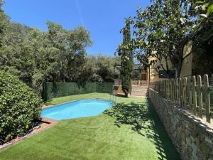 een zwembad in de tuin van een huis bij Casa Begur, 4 dormitorios, 7 personas - ES-226-1 in Begur