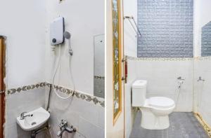 een badkamer met een toilet en een wastafel bij Oemah Ratu Hostel Syariah RedPartner in Bandar Lampung