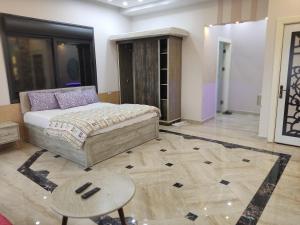Ruang duduk di Lotus housing for furnished apartments