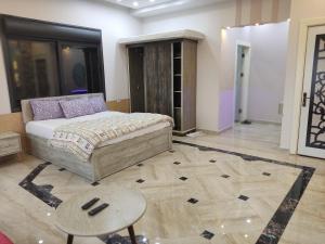 Lotus housing for furnished apartments في جرش: غرفة معيشة مع سرير وطاولة