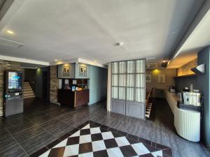 No. 25 Hotel Myeongji Oceanc City Business في بوسان: لوبي في طابق متقاطع في مبنى