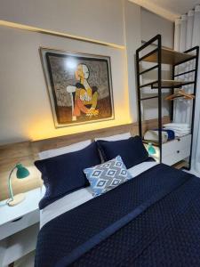 a bedroom with a bed with blue pillows and a ladder at Copa Alegria - Conforto, praia e comodidade in Rio de Janeiro