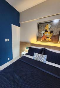 a bedroom with a large bed with blue walls at Copa Alegria - Conforto, praia e comodidade in Rio de Janeiro