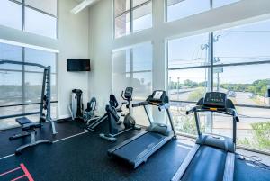 Fitness centrum a/nebo fitness zařízení v ubytování Alamo Chic King Bed Refreshing Office Desk w/ Pool