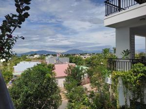 einen Blick vom Balkon eines Gebäudes in der Unterkunft Domaine d'Aba in Đà Nẵng