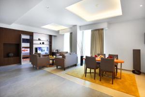 Ruang duduk di HARRIS Hotel & Conventions Gubeng