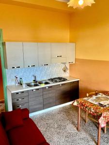 A kitchen or kitchenette at Casa Levante