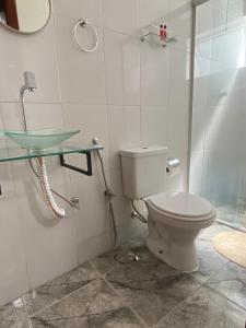 ein Badezimmer mit einem WC und einem Glaswaschbecken in der Unterkunft FRAN's - HOSPEDAGENS in Lagoa Santa