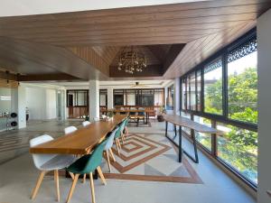 邦勞的住宿－Azul de Panglao Hotel by Cocotel，用餐室配有大型木桌和椅子