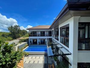 uma vista aérea de uma casa com piscina em Azul de Panglao Hotel by Cocotel em Panglao